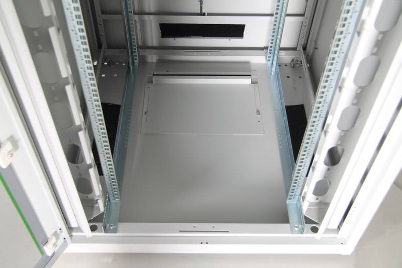 Leerer, offener Server-Schrank aus Metall. Er zeigt Seiten- und Bodenstreben, bereit für die Installation von Server-Hardware.