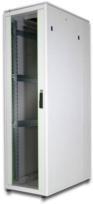 Ein weißer Server-Rack-Schrank mit Glastür, geeignet für Netzwerk- oder Serverausrüstung in Rechenzentren oder IT-Räumen.