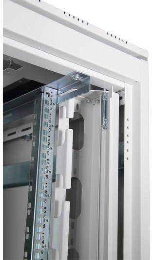 Eine weiße Metallschrankstruktur mit geöffneter Seitenansicht, zeigt Schienen und Befestigungen für die Montage von elektronischen Geräten.