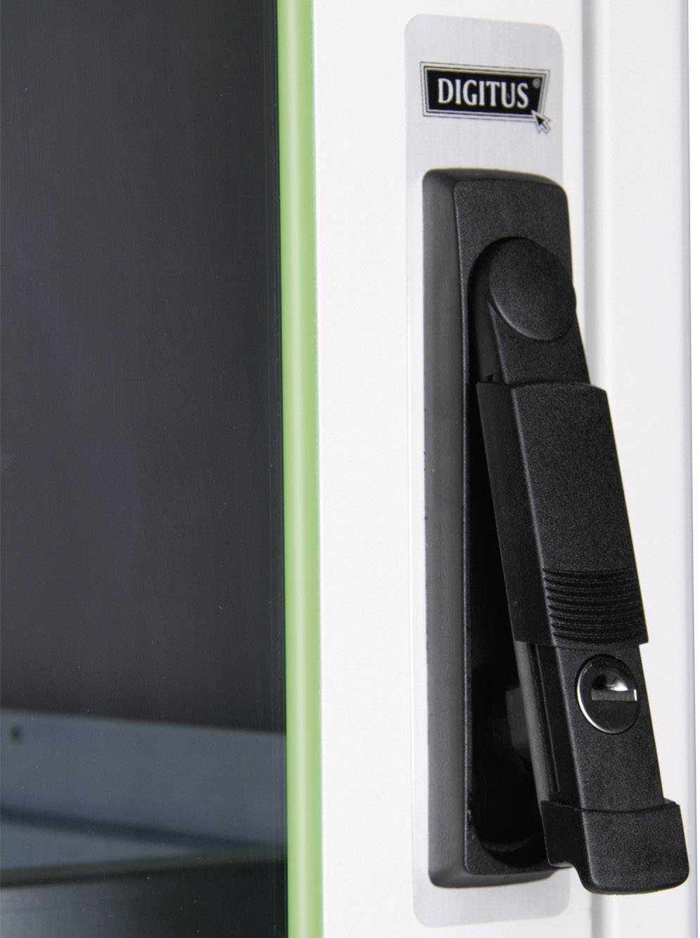 Türgriff eines Schaltschranks mit 'Digitus'-Logo auf einem Schild darüber.