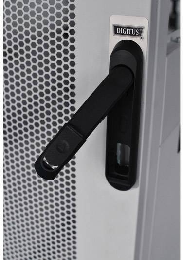 Schwarzer Griff an einer perforierten grauen Tür, Aufschrift 'Digitus' oben.