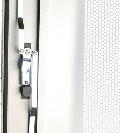 Nahaufnahme eines Fenstergriffs mit modernen Metallkomponenten und einem Netzgitter im Hintergrund, möglicherweise ein Sicherheitsfenster.