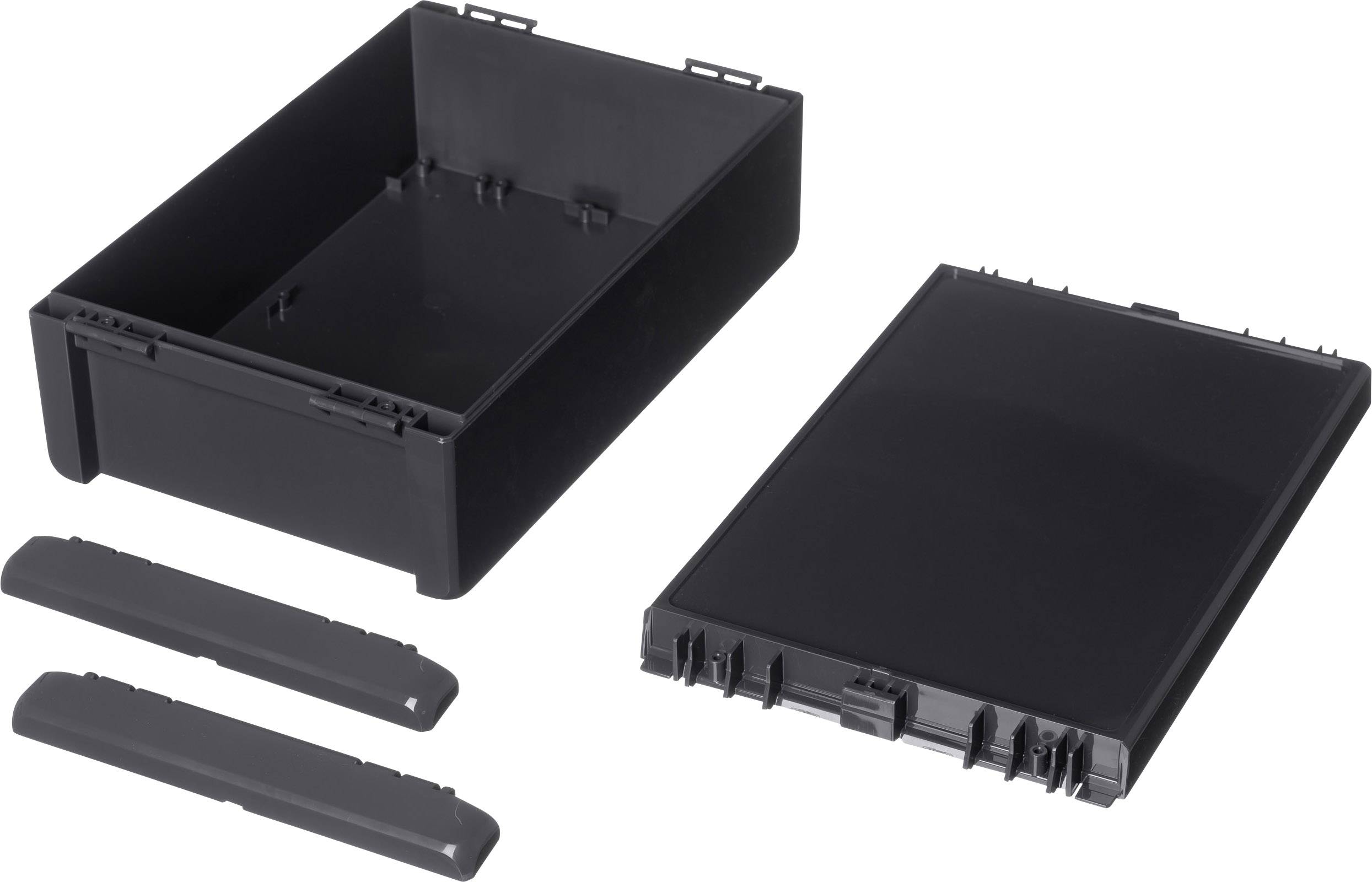 Schwarzes Kunststoff-Zubehörset bestehend aus einem rechteckigen Behälter, einer Abdeckung und zwei Seitenstücken auf weißem Hintergrund.