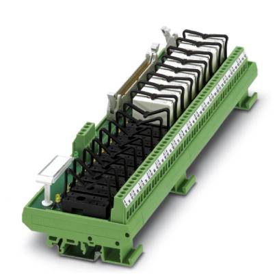Ein grünes elektrisches Anschlusspaneel mit mehreren Anschlussklemmen, geeignet für die Verbindung von industriellen Steuergeräten.