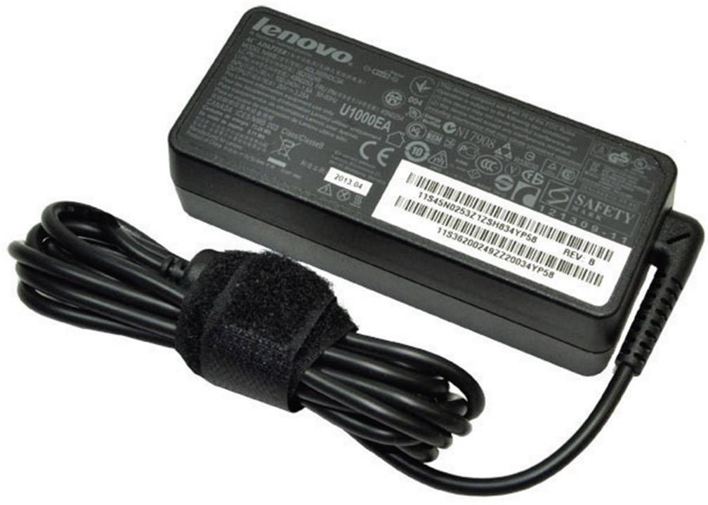 Ein schwarzes Lenovo-Ladegerät mit gewickeltem Kabel und sichtbaren Produktspezifikationen und Sicherheitsinformationen auf dem Gehäuse.