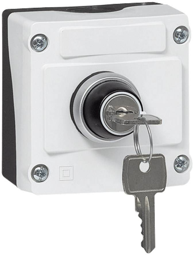 Ein quadratischer Schlüsselschalter an der Wand mit eingestecktem Schlüssel, der zur Steuerung von elektrischen Geräten verwendet wird.