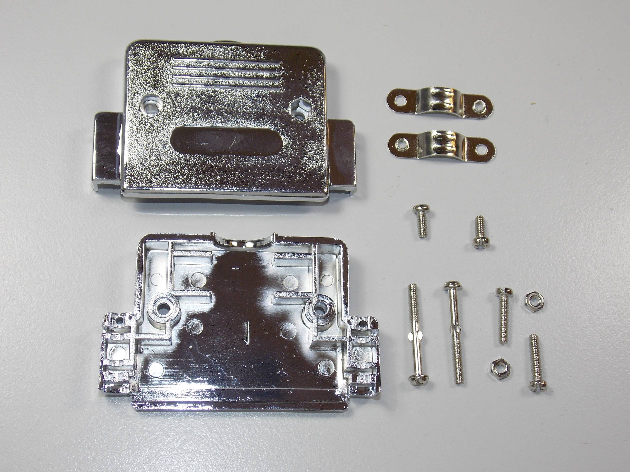 Ein zerlegter Metallverschluss mit oberen und unteren Teilen sowie mehreren Schrauben und zwei kleinen Halterungen auf grauem Hintergrund.