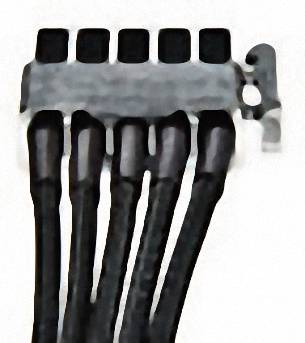 Ein silberner Anschluss mit sechs schwarzen Kabeln, die nach unten verlaufen, befestigt an einer Halterung auf der rechten Seite des Bildes.