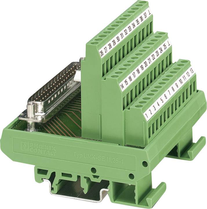 Grüner, gestufter Steckverbinder mit beschrifteten Anschlüssen, montiert auf einer Metallhalterung. Verwendet für elektrische Verbindungen.