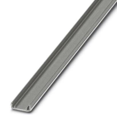 Metallschiene, U-förmig, grau, liegt flach auf weißem Hintergrund.