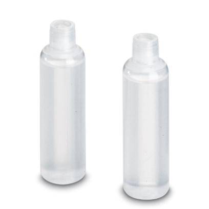 Zwei leere, durchsichtige Plastikflaschen mit Schraubverschluss. Sie stehen aufrecht nebeneinander.