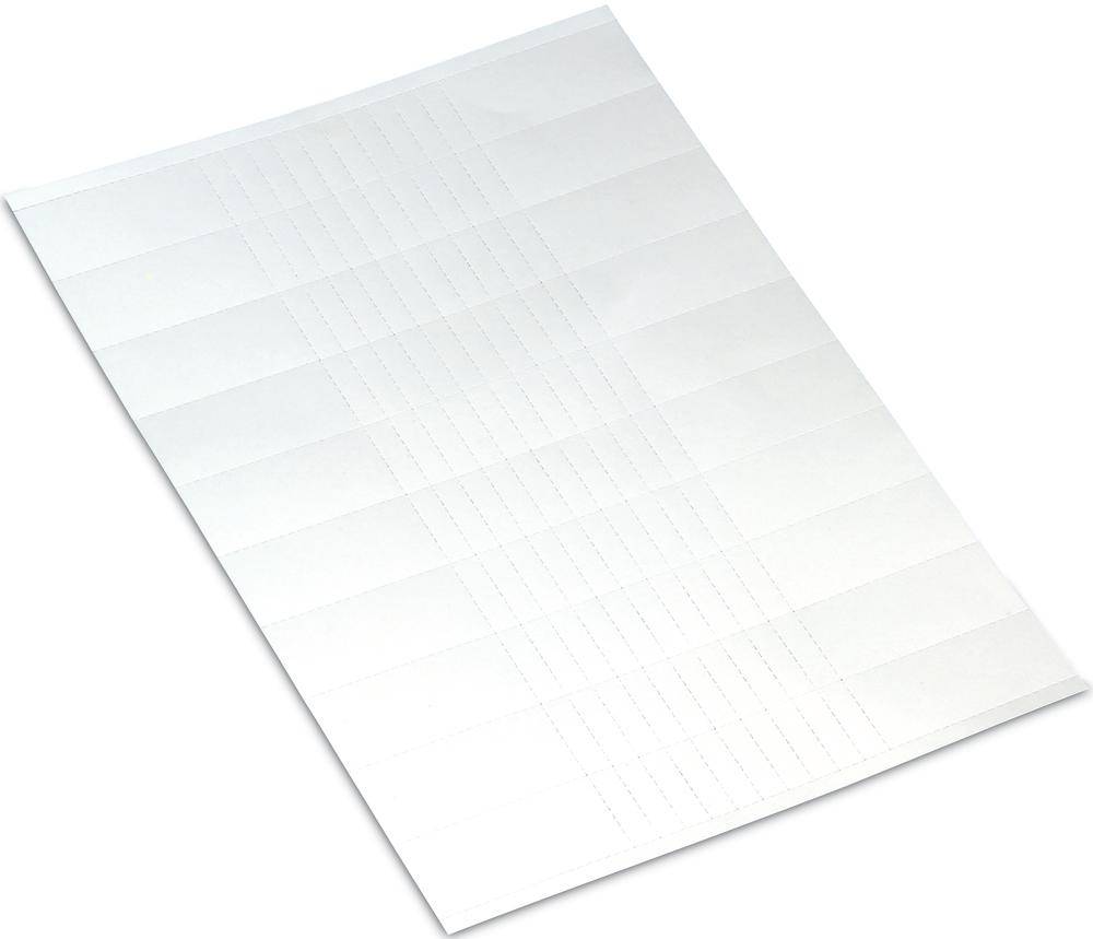 Ein Bogen weißer Etikettenaufkleber im DIN-A4-Format, auf einer weißen Oberfläche liegend.