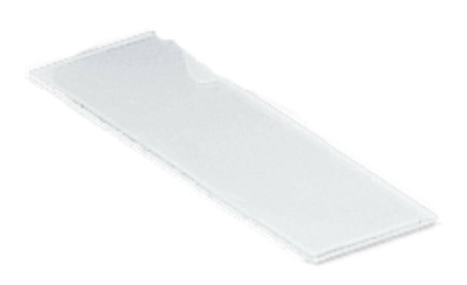 Ein durchsichtiges rechteckiges Objekt, vermutlich eine Glasscheibe oder ein Objektträger, vor weißem Hintergrund.
