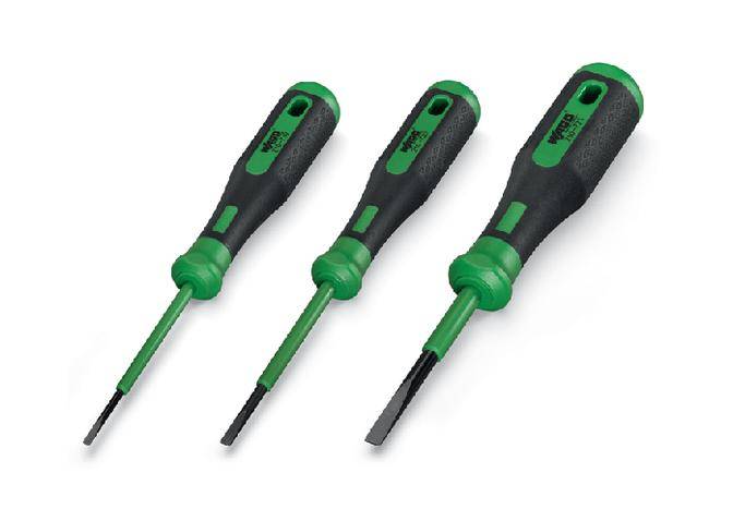 Drei Schraubendreher in verschiedenen Größen, alle schwarz und grün, nebeneinander liegend.