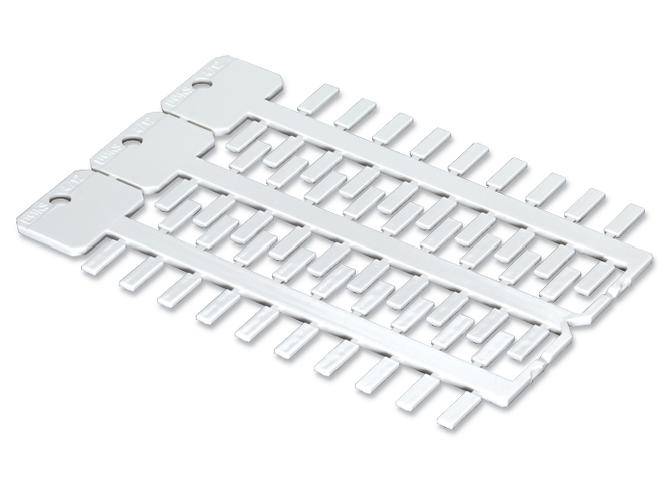 Drei metallene Lehren oder Abstandsmaßstäbe, die in einer Reihe angeordnet sind, mit abgestuften Zähnen unterschiedlicher Breite.