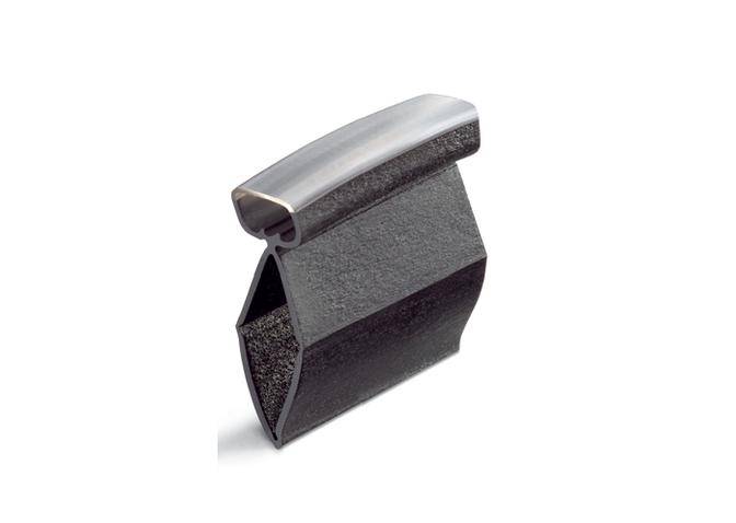 Ein metallisches Bauteil mit einer geschwungenen, polierten Oberfläche und einer matten, strukturierten Basis.