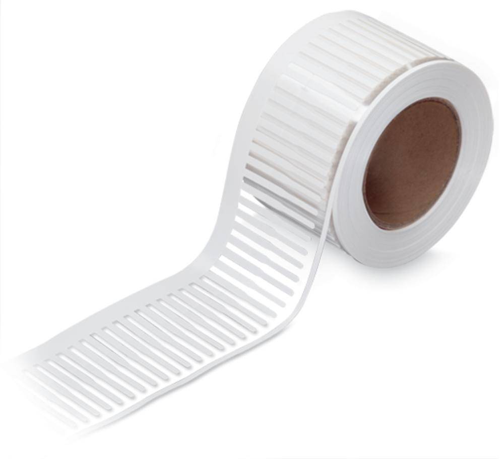 Eine Rolle mit weißen RFID-Etiketten, die auf einer braunen Pappzylinder-Rolle aufgewickelt sind.