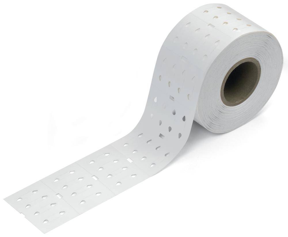 Eine Rolle Thermopapier mit gelochtem Muster entfaltet sich teilweise auf einer weißen Oberfläche.