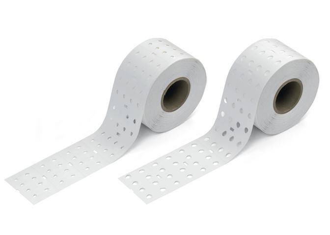 Zwei Rollen Toilettenpapier, jeweils mit Perforationen, die in gleichmäßigen Abständen auf dem Papier verlaufen.