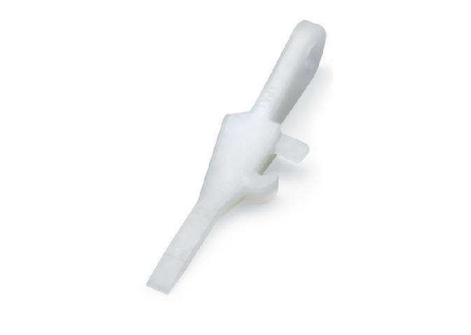 Ein weißes Kunststoffteil mit länglichem Griff und Haken in der Mitte, möglicherweise ein technisches Bauteil oder Spezialwerkzeug.
