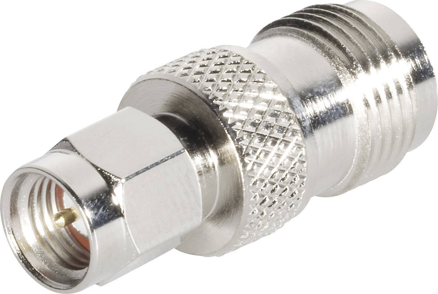 Ein Metalladapter mit gerändelter Oberfläche, die große Seite hat ein Außengewinde und die kleinere Seite mit Innengewinde.