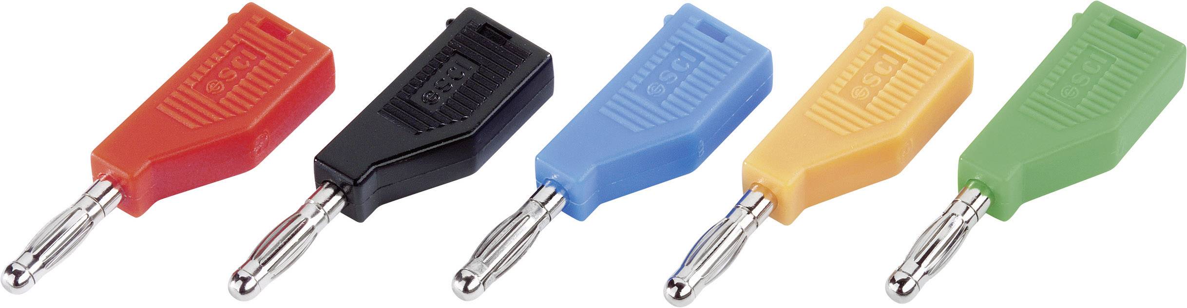 Fünf farbige Bananenstecker in Reihenfolge von links nach rechts: rot, schwarz, blau, orange und grün, auf weißem Hintergrund.