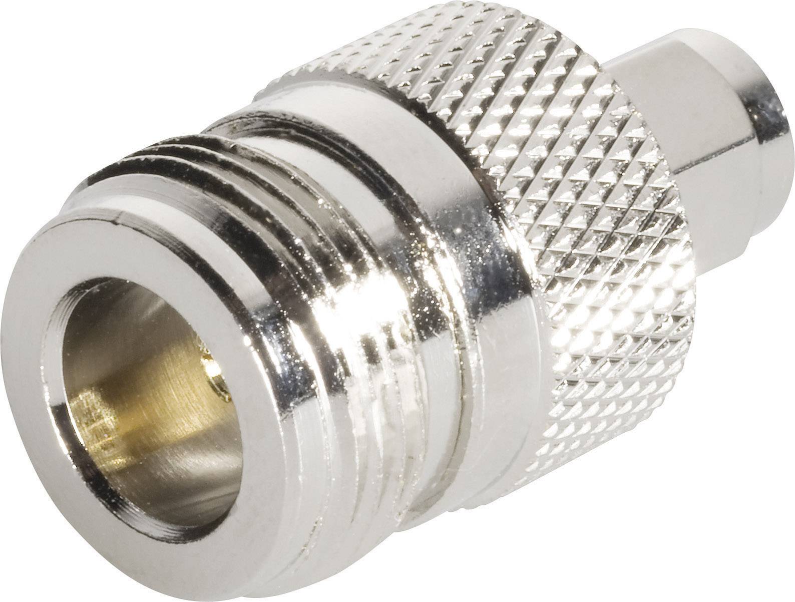 Ein silberner Adapter mit geriffelter Oberfläche, der an beiden Enden unterschiedliche Steckverbinder zeigt.
