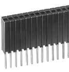 Ein schwarzer Steckverbinder mit mehreren quadratischen Buchsenreihen und metallischen Stiften darunter, zur elektronischen Verbindungen.