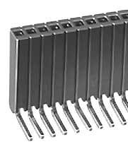 Reihe von Metallstiften in einer schwarzen Halterung, vermutlich Teil eines elektronischen Steckverbinders.