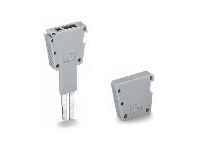 Grauer Steckverbinderschlüssel und Abdeckung aus Kunststoff, nebeneinander liegend. Hauptsächlich in elektrischen Anwendungen verwendet.