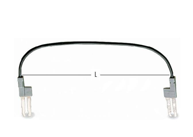 Ein schwarzes Stromkabel mit zwei grauen Steckern an den Enden, die über ein L-förmiges Stück verbunden sind.