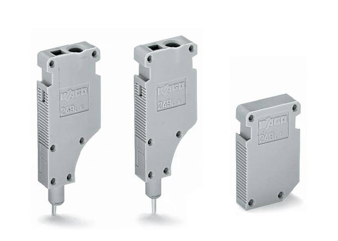 Drei graue elektrische Schalter mit unterschiedlichen Größen und Formen, mit 24 Volt-Markierung, vor neutralem Hintergrund.