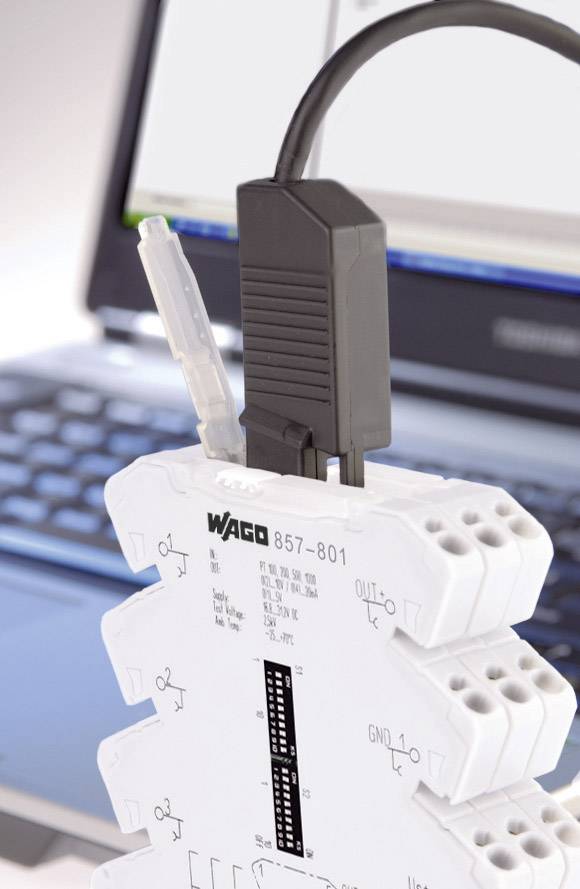 Ein weißes elektronisches Gerät mit der Beschriftung 'WAGO 857-801' ist an einen Laptop angeschlossen. Es zeigt elektrische Werte an.
