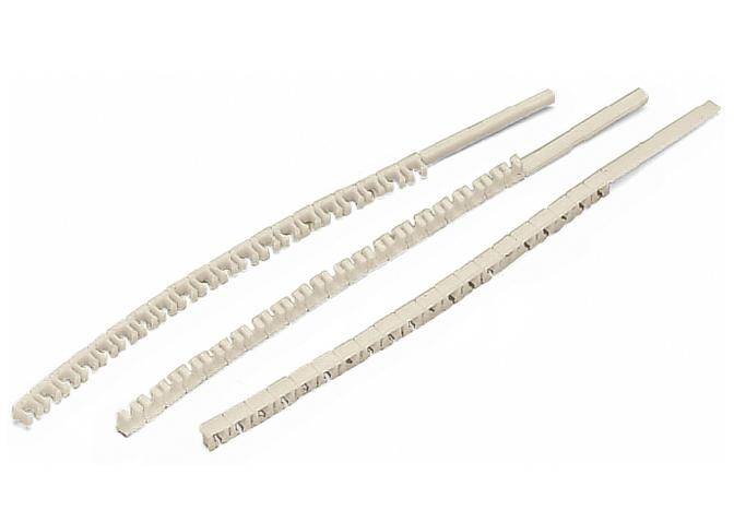 Drei weiße Spiralkabelbinder in verschiedenen Längen und Breiten nebeneinander. Sie dienen zur Bündelung und Organisation von Kabeln.