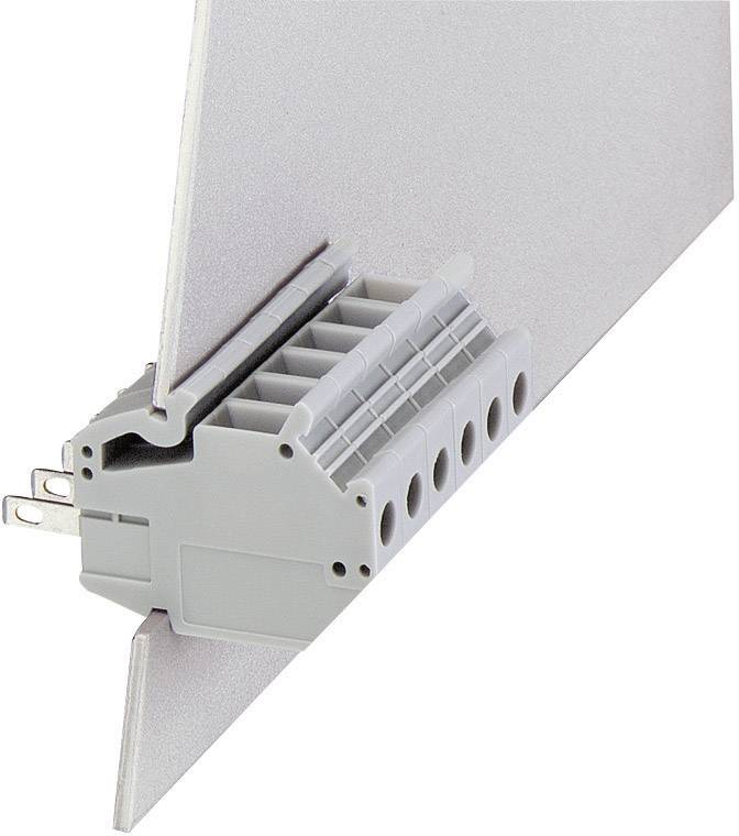 Ein elektrischer Steckverbinder an einer Wand, mit mehreren Steckplätzen für Kabelanschlüsse und einem stabilen Kunststoffgehäuse.