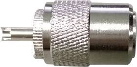 Steckeradapter aus Metall mit geriffelter Oberfläche.