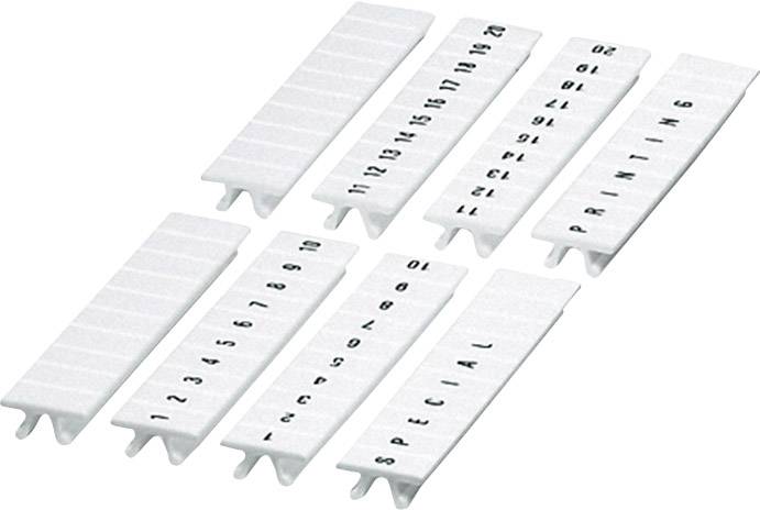 Acht weiße Plastikstreifen mit schwarzen Zahlen- und Buchstabenkombinationen, die zur Kabelkennzeichnung verwendet werden.