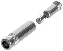 Ein BNC-Stecker mit abnehmbarem Mittelstift, gezeigt in zerlegtem Zustand. Geeignet für Koaxialkabelverbindungen in elektronischen Anwendungen.