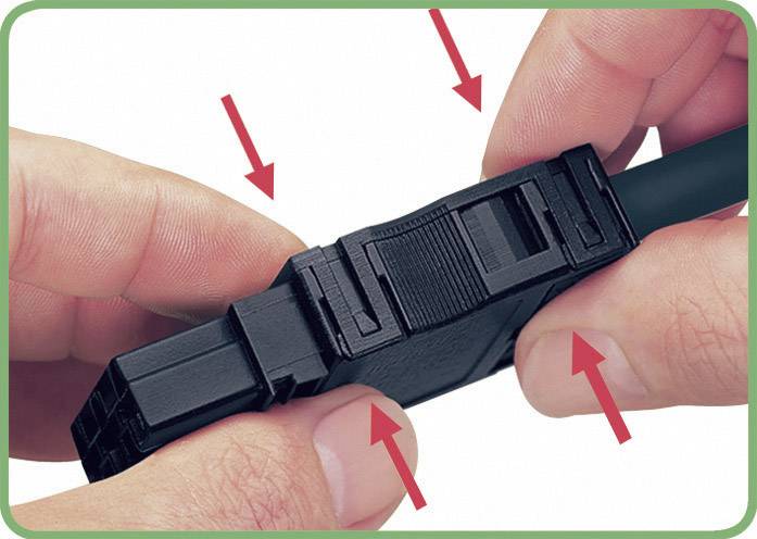 Hände halten einen schwarzen Kunststoffstecker, rote Pfeile zeigen auf verschiedene Teile des Steckers. Anleitung zur korrekten Verbindung.