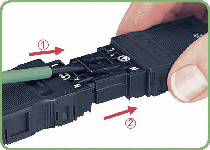 Eine Hand demonstriert den Anschluss eines Steckverbinders. Ein Stift zeigt auf die Klemmenmarkierung 'N' und ein Pfeil deutet die Einsteckrichtung an.