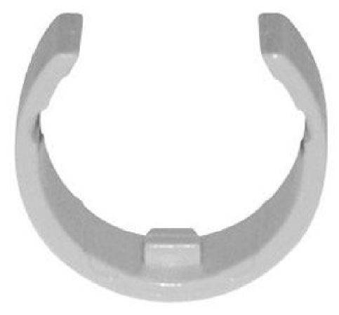 Ein grauer Kunststoffclip in C-Form, verwendet zur Fixierung und Befestigung von Rohren oder Kabeln.