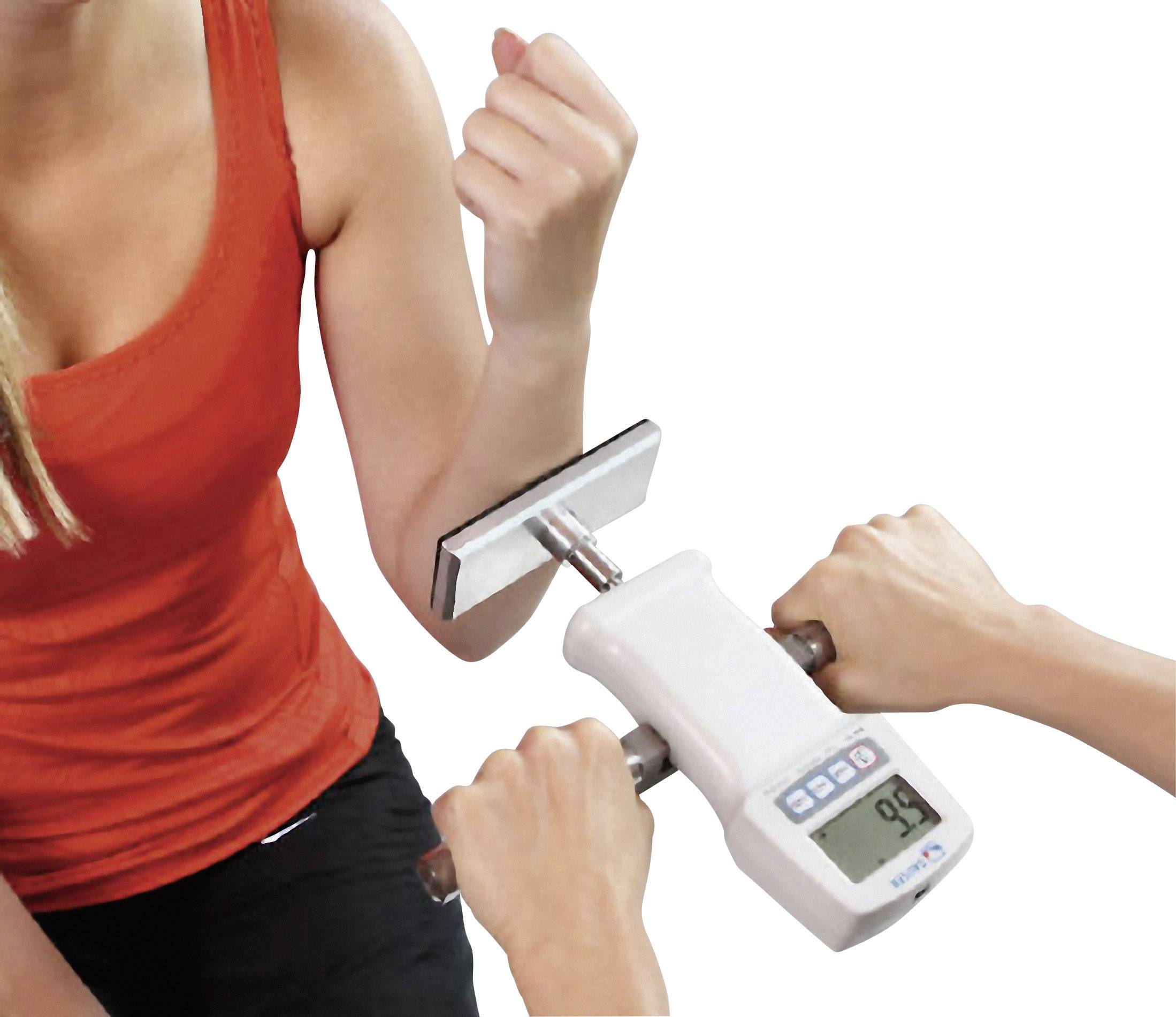 Eine Person in rotem Oberteil macht einen Krafttest mit einem dynamometrischen Gerät, das von einer zweiten Person gehalten wird.