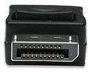 Ein HDMI-Stecker in Nahaufnahme, zeigt die rechteckige Form und die goldenen Pins für die Verbindung mit einem HDMI-Port.