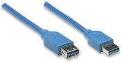 Zwei blaue USB-Kabel, eines mit USB-A-Stecker und das andere mit USB-A-Buchse, liegen parallel auf einer weißen Fläche.