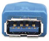 Nahaufnahme eines blauen USB 3.0 Steckers, zeigt die Pins auf der Vorderseite.