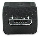 Nahaufnahme eines Mikro-USB-Anschlusses mit fünf sichtbaren Pins. Der Stecker ist schwarz und rechteckig.