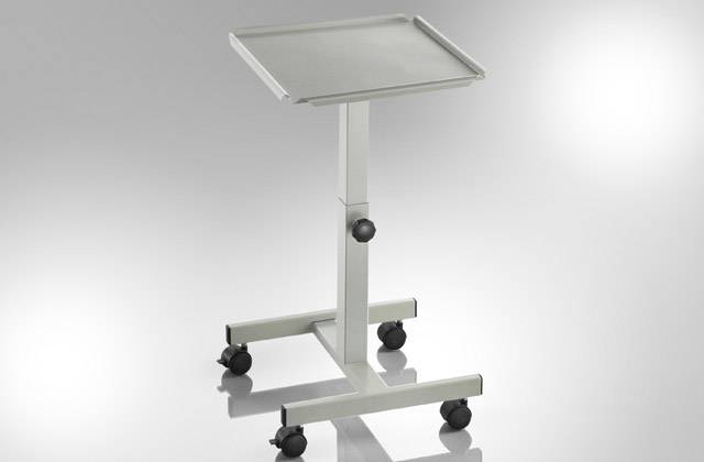 Verstellbarer, mobiler Beistelltisch mit vier Rädern, ideal für medizinische oder technische Anwendungen.