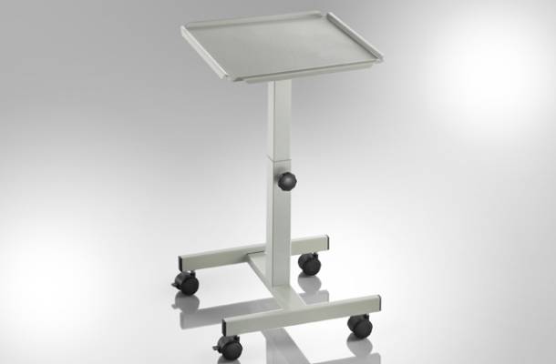 Heller, höhenverstellbarer Beistelltisch auf Rollen, geeignet für den Einsatz in klinischen oder pflegerischen Umgebungen.