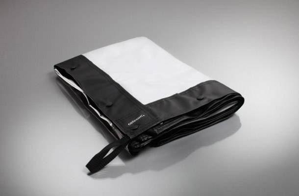 Ein zusammengelegter, zweifarbiger Stoffhintergrund mit schwarzen Rändern auf einem neutralen Hintergrund.