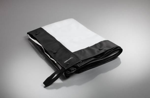 Gefaltete, schwarz-weiße Tragetasche mit einem Griff, liegt auf einem grauen Hintergrund.